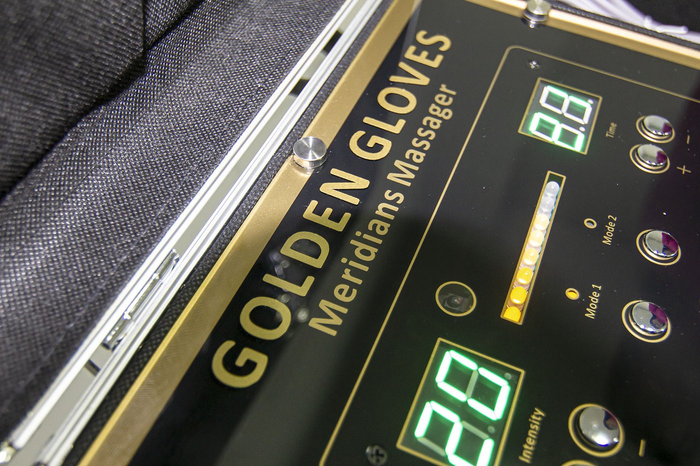 Close-up kontrolne table Golden Gloves