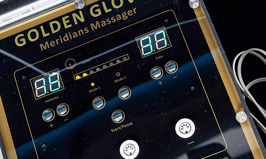 Detalj kontrolne table Golden Gloves Meridians Massager